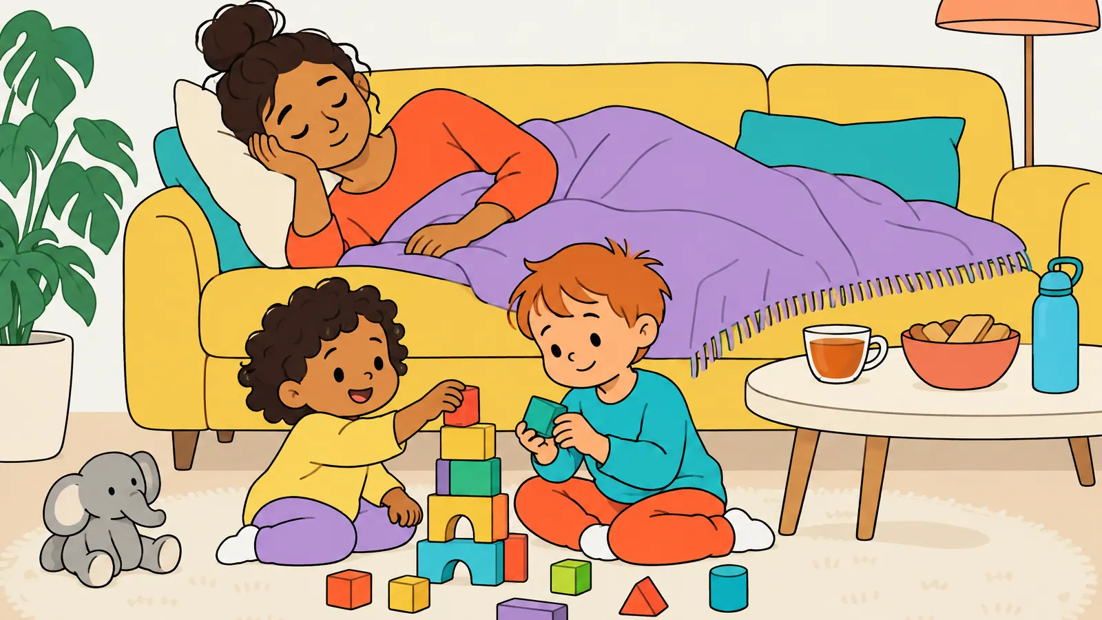 Eine Bezugsperson ruht mit einer Decke auf dem Sofa, während zwei Kinder davor auf einem Teppich spielen und ein Teeglas auf dem Couchtisch steht.