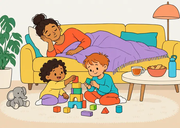 Eine Bezugsperson ruht mit einer Decke auf dem Sofa, während zwei Kinder davor auf einem Teppich spielen und ein Teeglas auf dem Couchtisch steht.